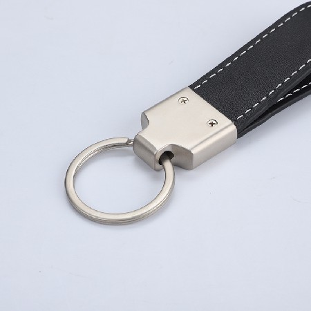 New leather decorative metal keychain, black car accessories, gift, keychain processing and wholesale